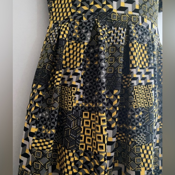 Lularoe geometric pattern dress *Has pockets!* - Picture 6 of 10